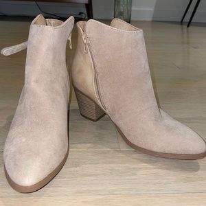 Suede tan/light brown booties